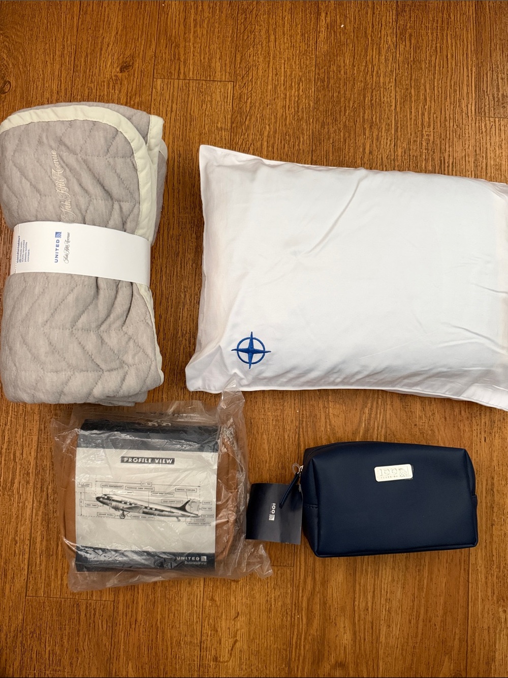 UNITED AIRLINES SAKS FIFTH AVENUE BLANKET MEMORY FOAM PILLOW 100 YEARS COWSHED X - Picture 2 of 10